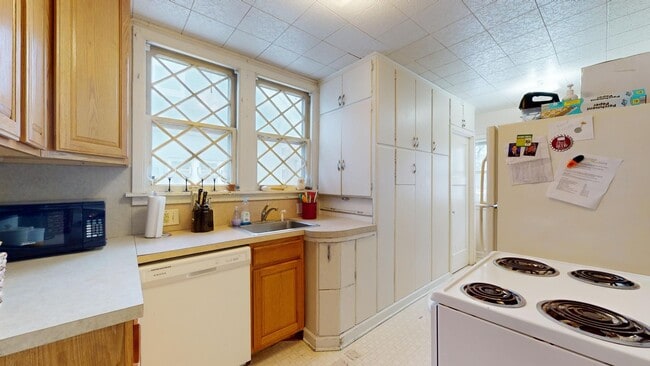 Building Photo - Beautiful Woodwork in this Charming Old Home