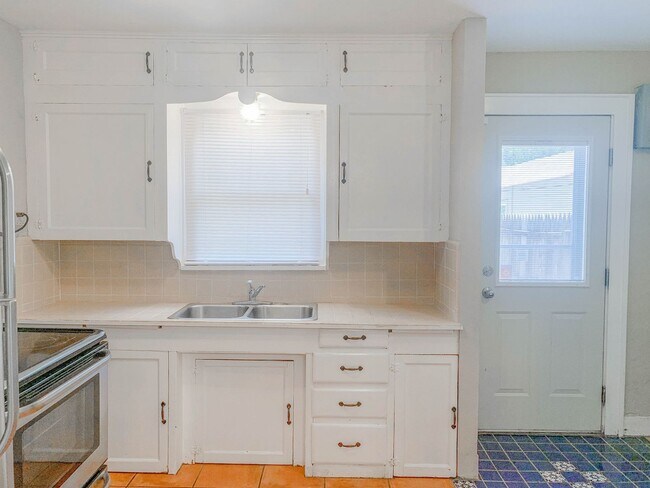 Foto del edificio - Pre-Leasing - 2 bed 1 bath