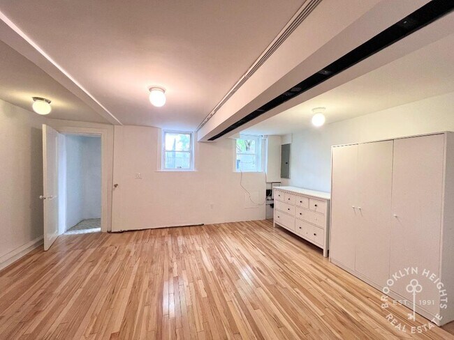 Building Photo - E 40th Street