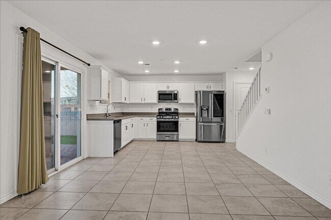 Building Photo - Henderson Townhouse With Views