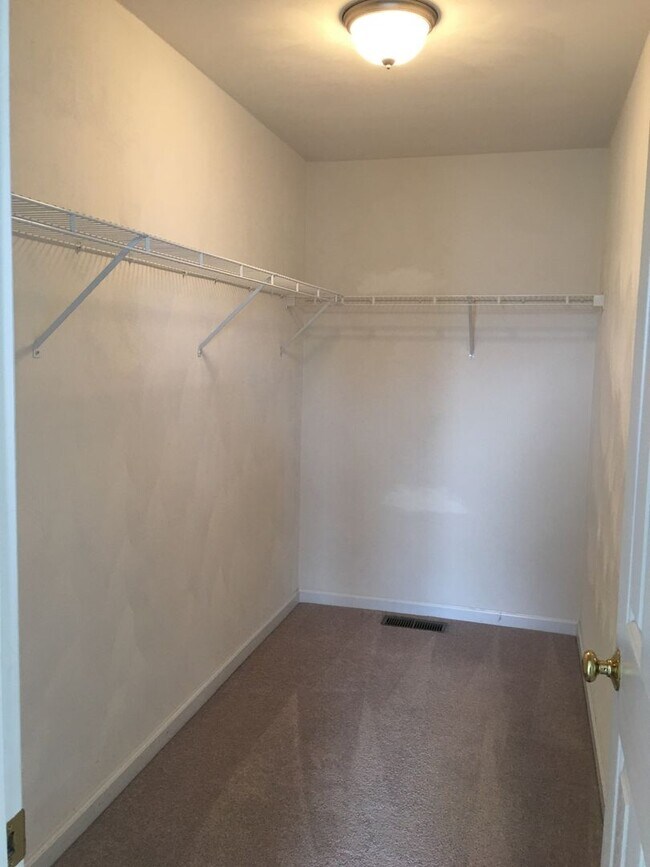 Foto del edificio - * Re-rental lease through 6/30/2027 * 4 Be...
