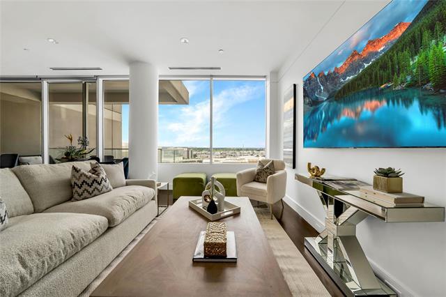 Foto del edificio - 2408 Victory Park Ln