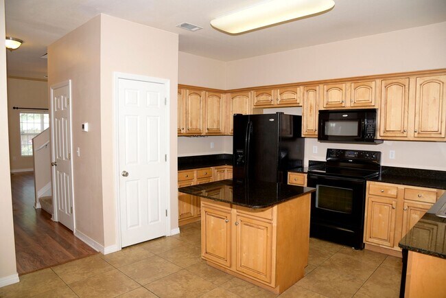 Building Photo - CONVENIENT TO EVERYTHING!
