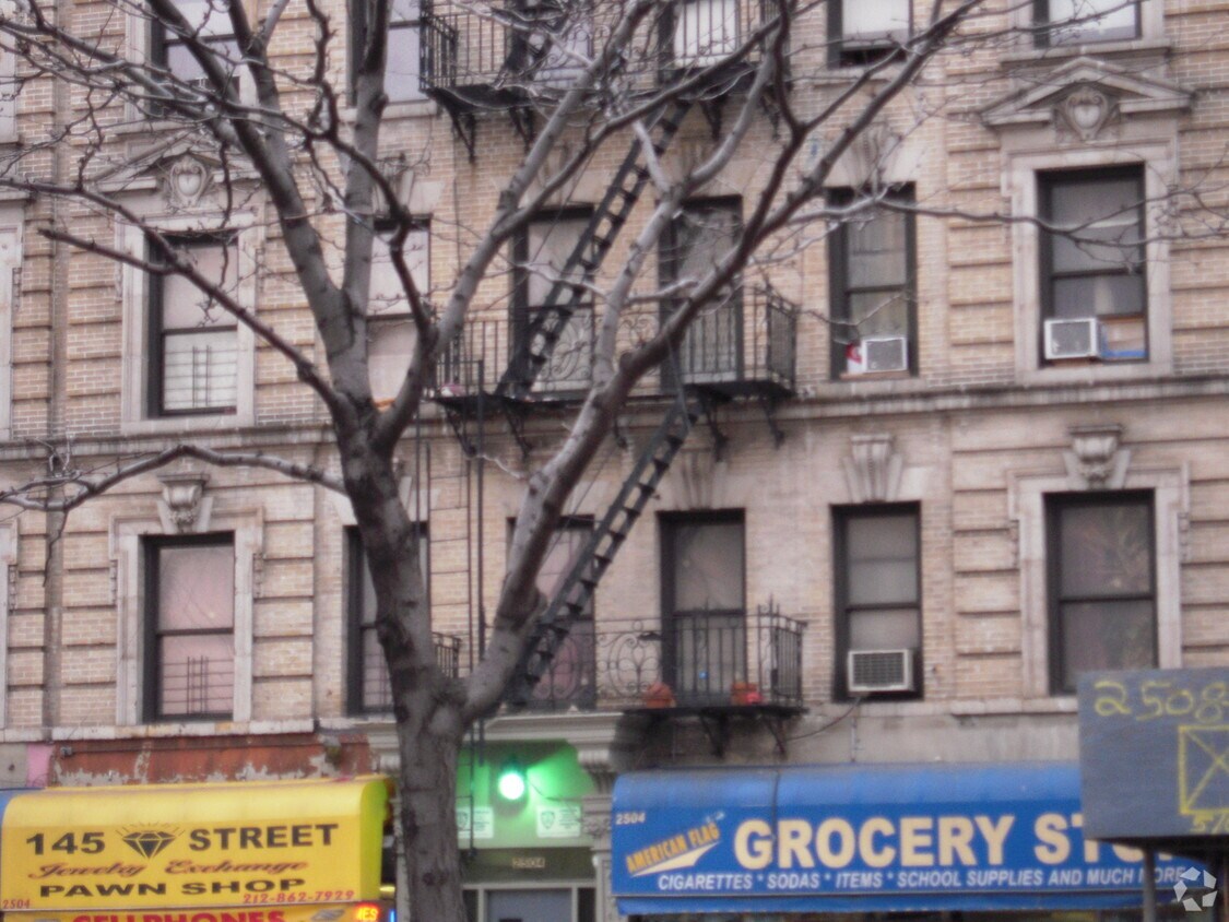 Foto del edificio - 2504 Adam C Powell Blvd