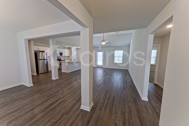 Foto del edificio - 204 Redwood Ct.