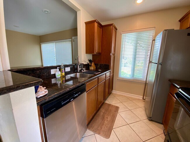 Foto del edificio - 2 Bed, 1 Bath Condo with a view of the hills!