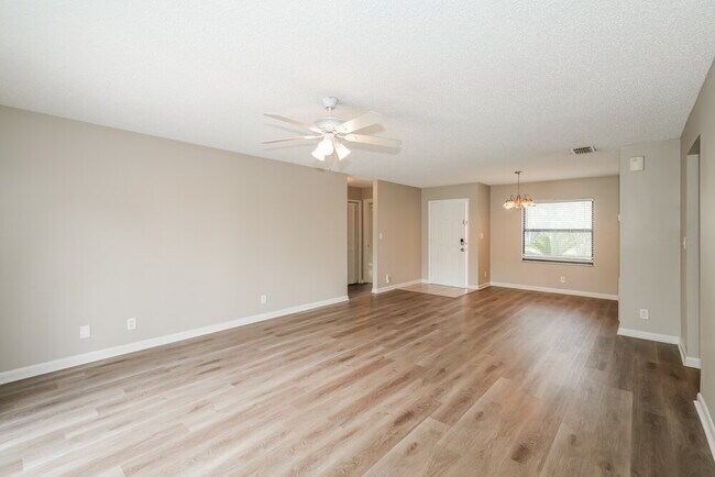 Foto del edificio - 23106 Mayfair Rd