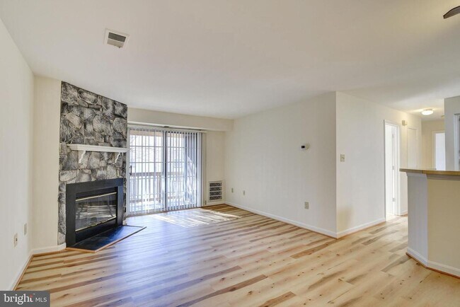 Foto del edificio - Charming 2BR/2BA Condo with Fireplace & Pr...