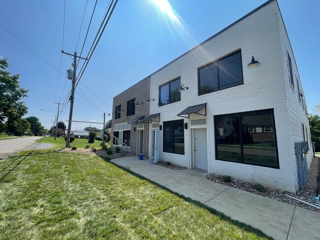 Building Photo - 2 Bedroom / 1 Bath Apt. Upstairs  Kingspor...