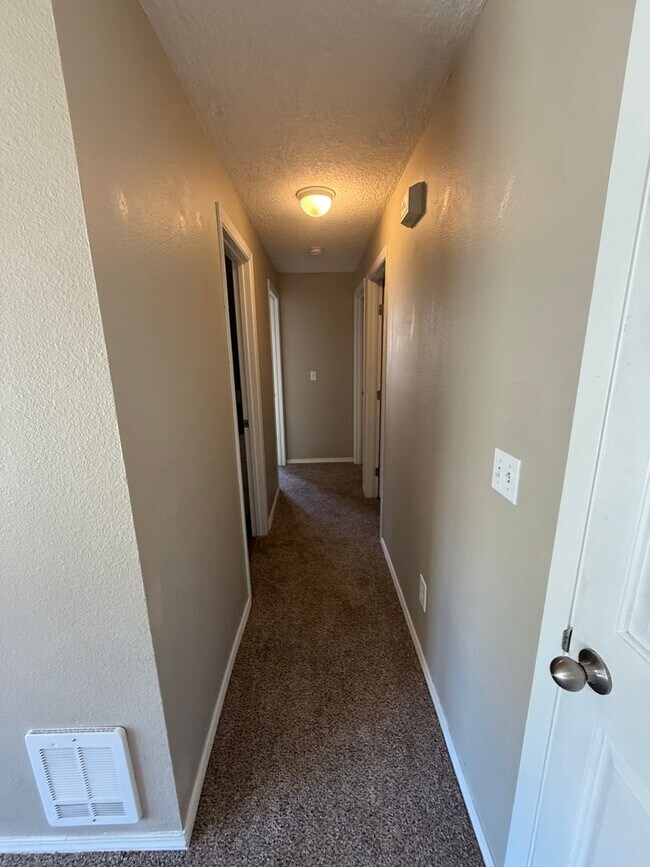 Foto del edificio - Updated 3+ Bedroom 2 Bath House with Large...