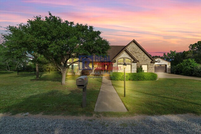 Building Photo - Stunning 3 Bed 2 Bath Home with an Amazing...