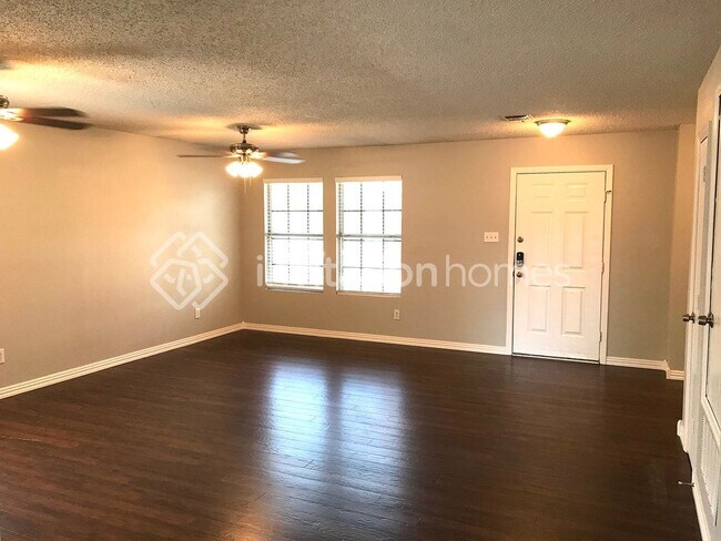 Building Photo - 1421 Lochspring Dr