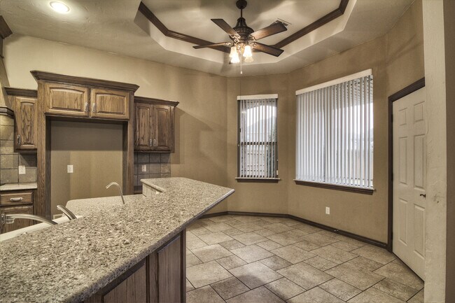 Foto del edificio - Regency Pointe Addition- Community Pool- 3169  Sq. Ft. Home - Large Safe Room- Edmond Schools