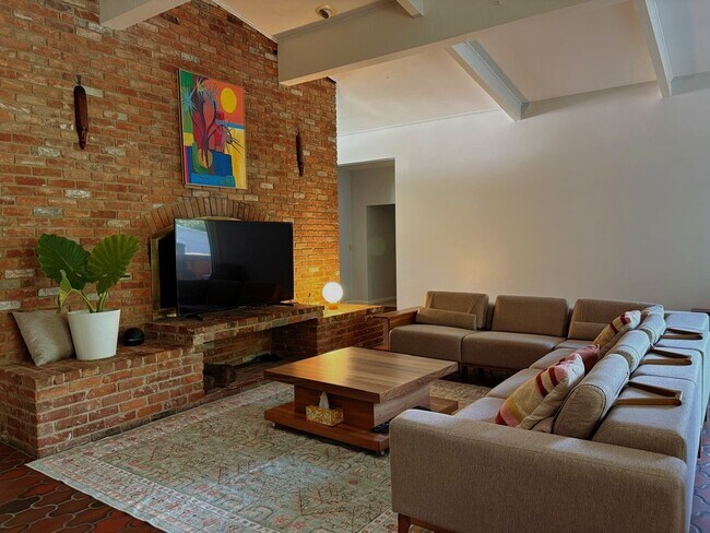 Foto del edificio - 550 Valewood Ln