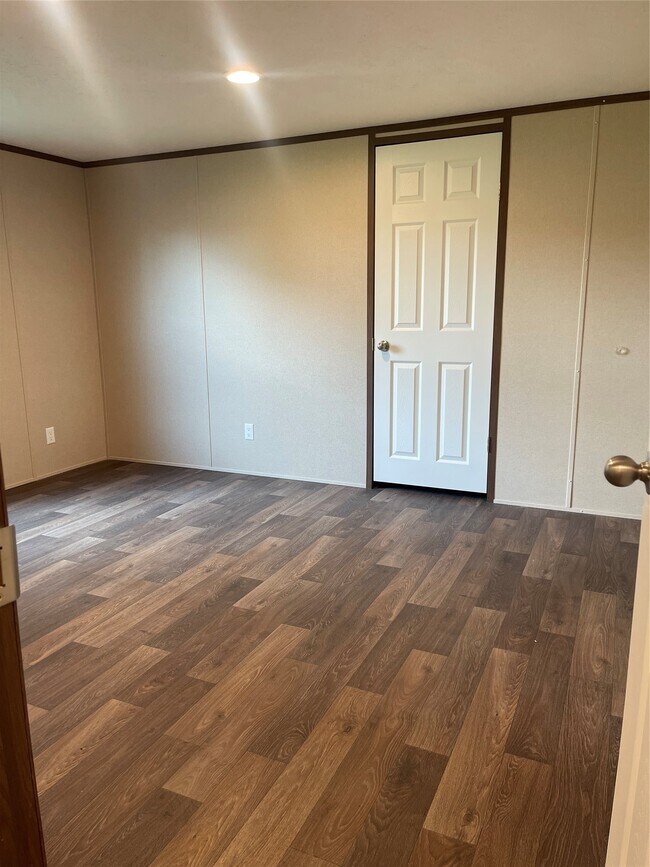 Foto del edificio - 8114 McHard Rd