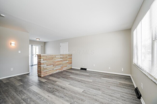 Foto del edificio - 6373 Faircrest Rd