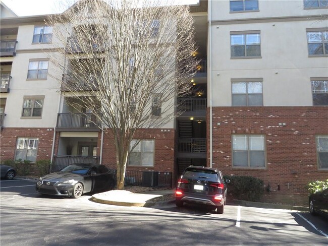 Building Photo - 5559 Glenridge Dr
