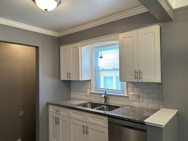 Foto del edificio - Spacious 3-Bedroom, 2-Bath House in South Euclid