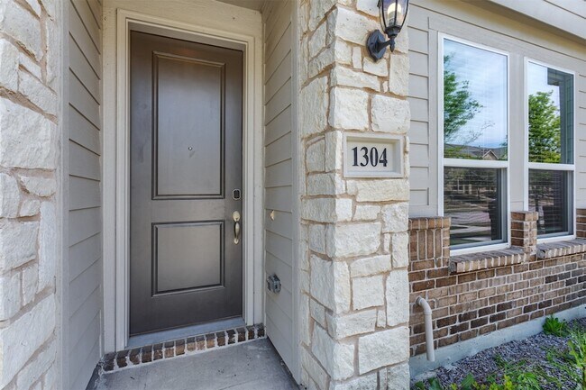 Foto del edificio - 1304 Pebblebrook Dr