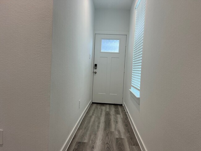 Foto del edificio - 3220 Crown Gate Dr