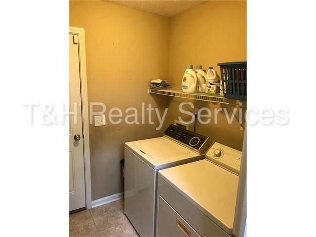 Building Photo - 9072 Teaneck Dr