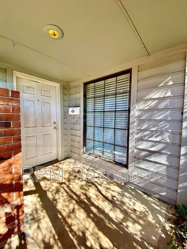 Building Photo - 10900 Greystone Ave