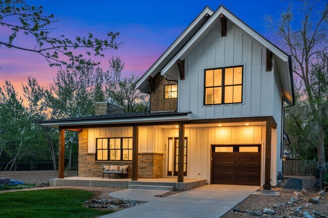 Foto del edificio - Brand-New Stunning Custom Home in Ideal Ol...