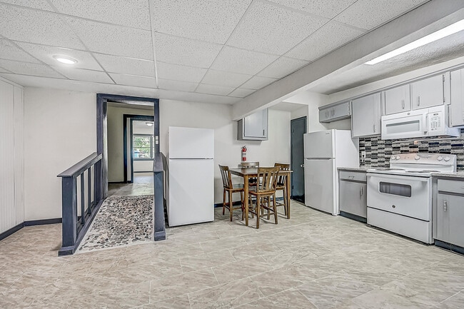 Foto del edificio - 2742 Begonia Rd