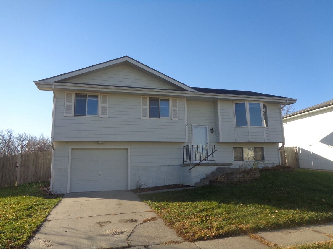 Foto principal - Charming 4-Bedroom Home in Northwest Lincoln