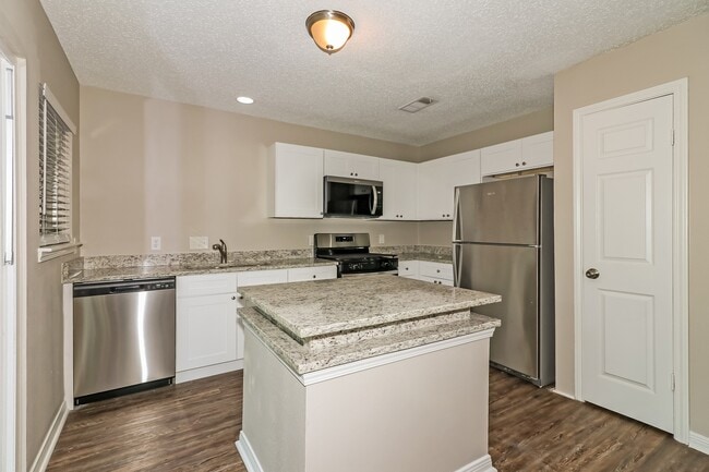 Building Photo - 8454 Lake Crystal Dr