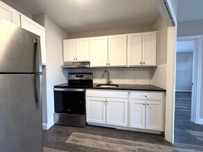 Building Photo - 625 Main St