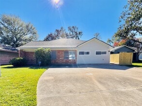 Building Photo - 5115 Hialeah Dr