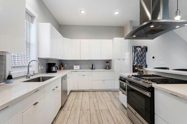 Building Photo - 3737 Bienville Ave