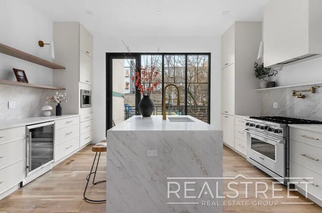 Building Photo - Stunning Brand New Townhouse for Rent in B...