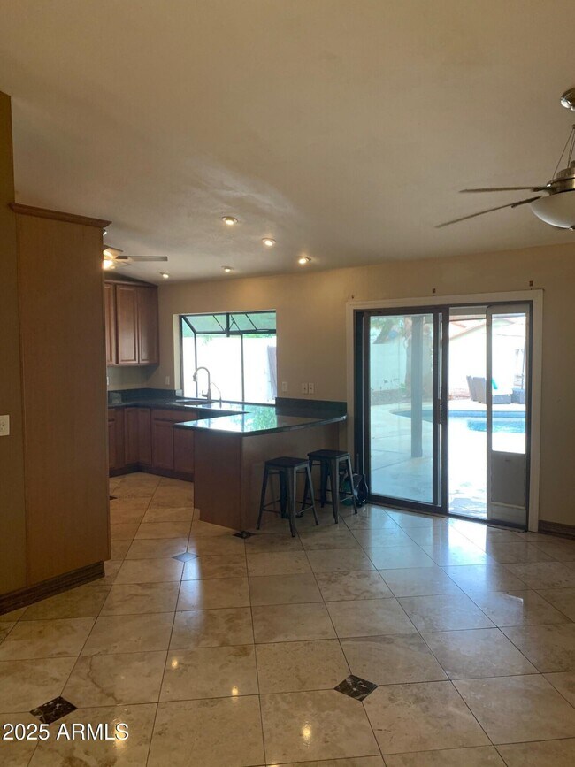 Foto del edificio - 435 E Larkspur Ln