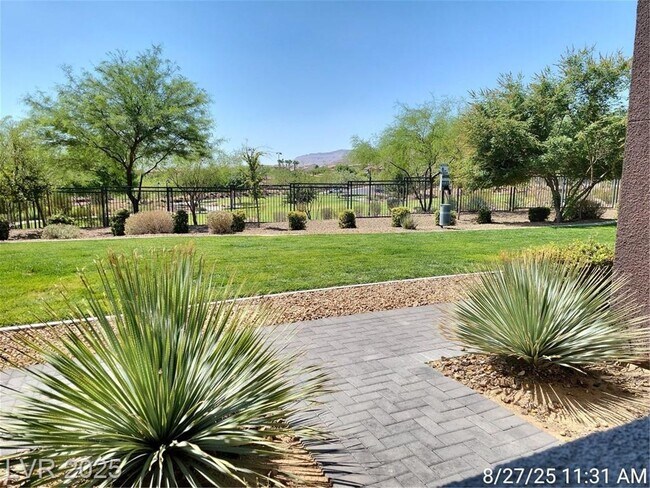 Building Photo - BEAUTIFUL 2 BED 2 BATH TOWNHOME IN SUMMERL...