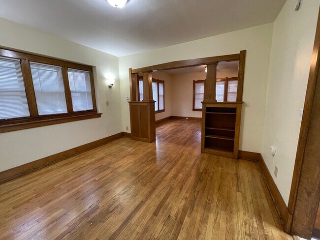 Building Photo - NW Side 3 Bedroom Home off Walker Ave