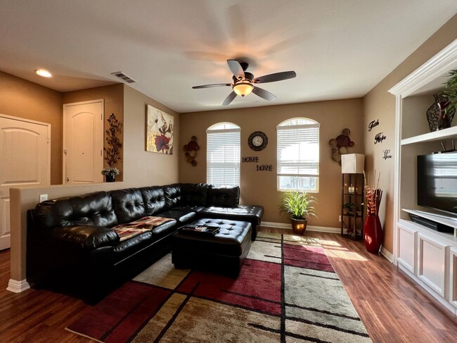 Building Photo - AMAZING TOWNHOME AVAILABLE IN A GREAT NEIG...