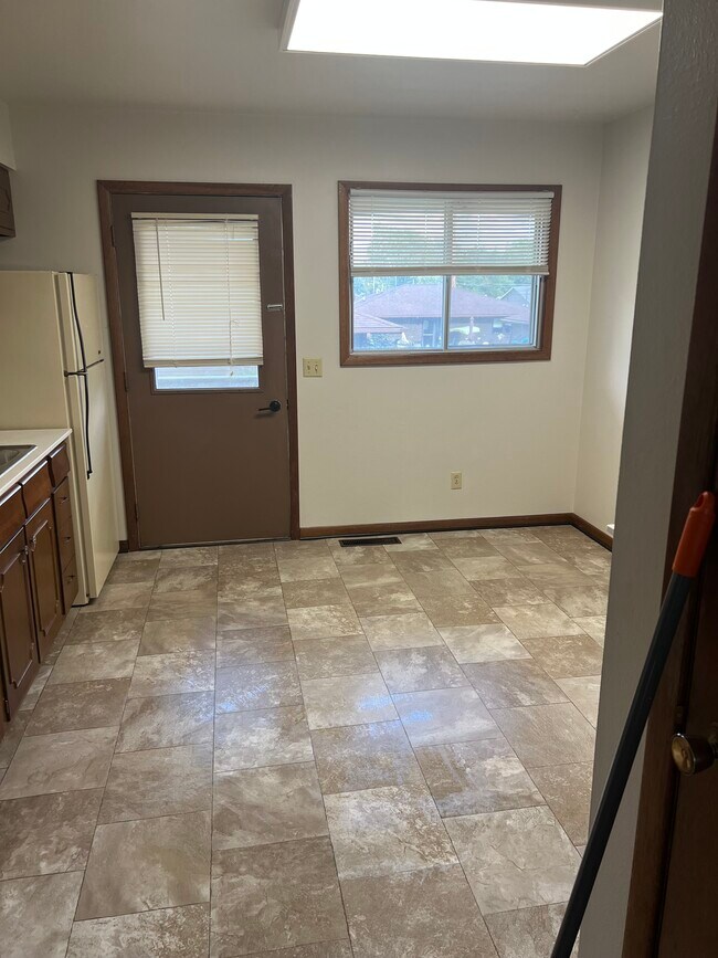 Building Photo - Grant 4 Plex