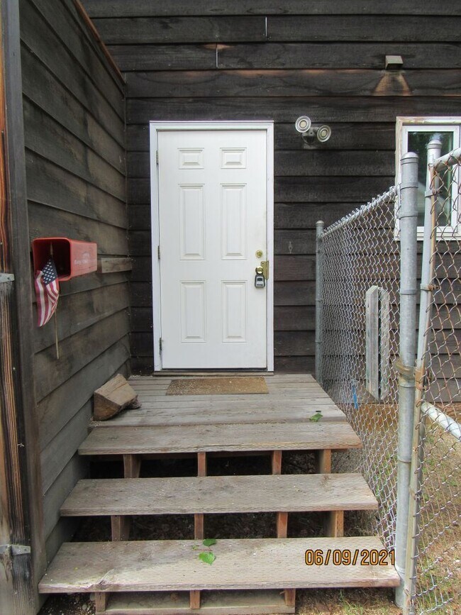 Building Photo - 2 br, 1 bath House - 810 Smythe Street #2