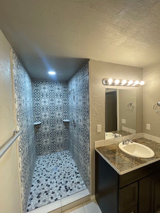 Foto del edificio - 3 bed 3 bath for rent with the option to rent an additional 1 bed 1 bath mother-in-law house in r...