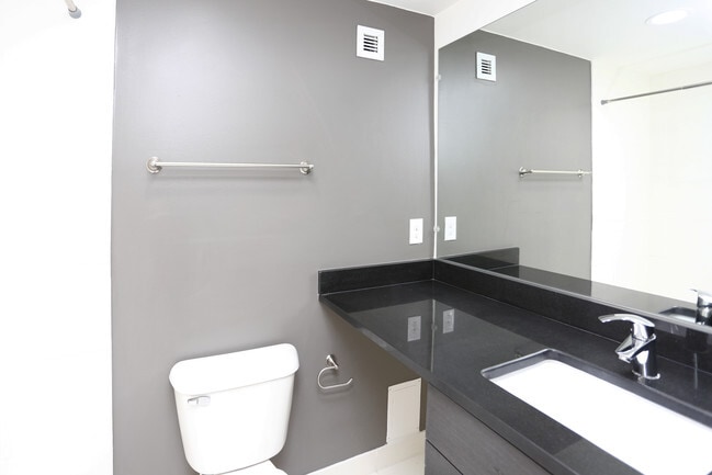 1BR, 1BA - 600 SF - St. Regis House Apartments