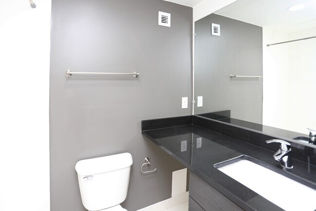1HAB, 1BA - 600 ft² - St. Regis House Apartments