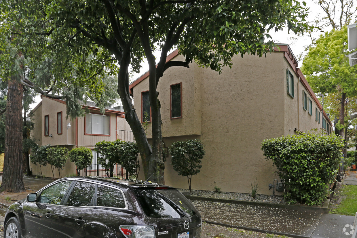 Building Photo - Marbella Apartments