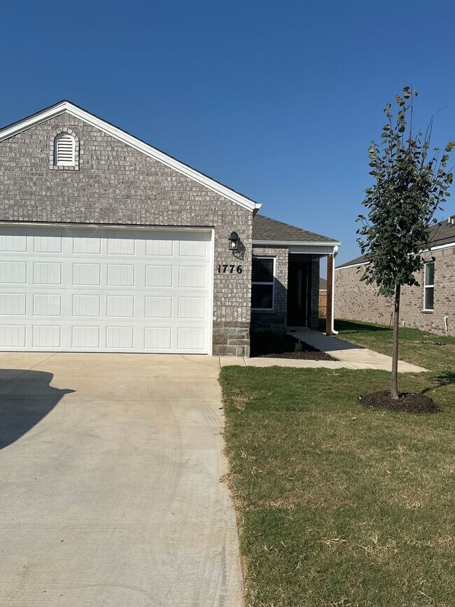 Building Photo - NEWER Three Bedroom | Two Bath Home in Barberry Court