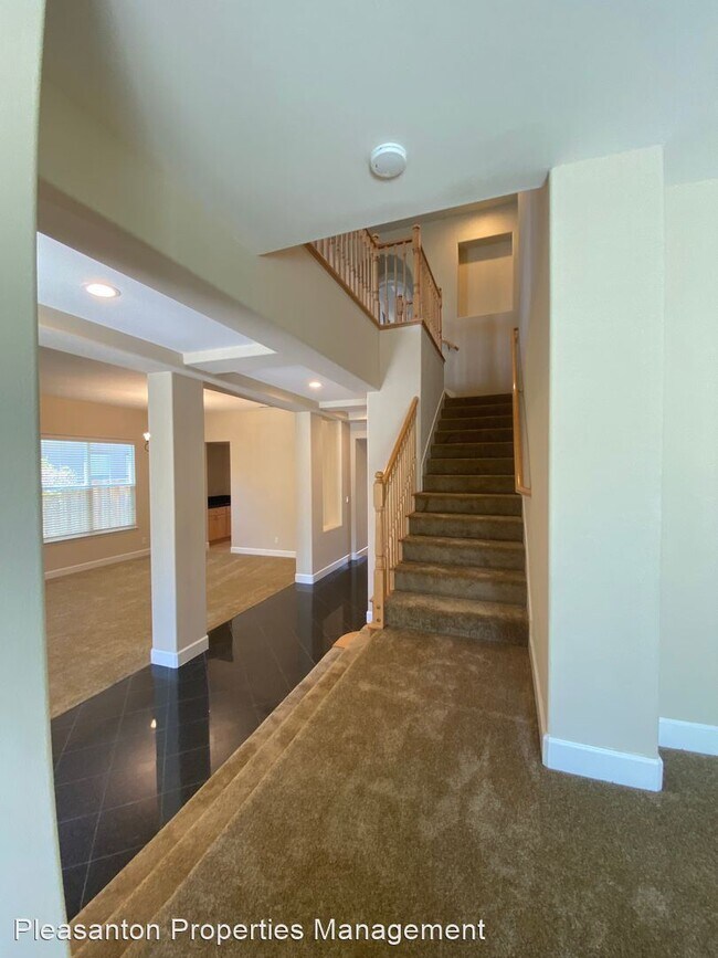 Building Photo - 4 br, 3.5 bath House - 108 Macedon Ct.