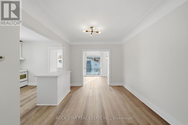 Building Photo - 1198 Dunsmure Rd