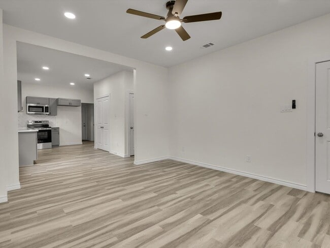 Foto del edificio - Open Layout & Spacious Yard