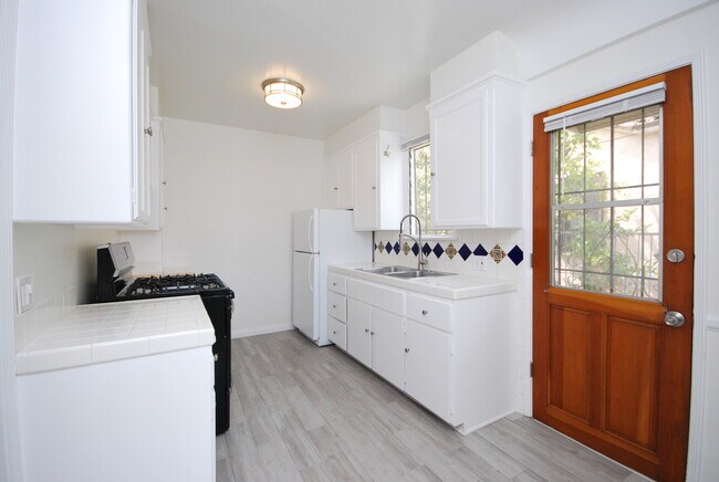 Building Photo - 857 N Citrus Ave
