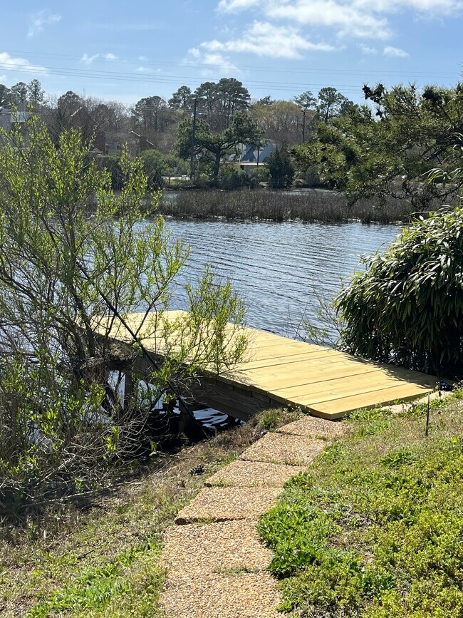 Foto del edificio - 612 Lake Point Cir